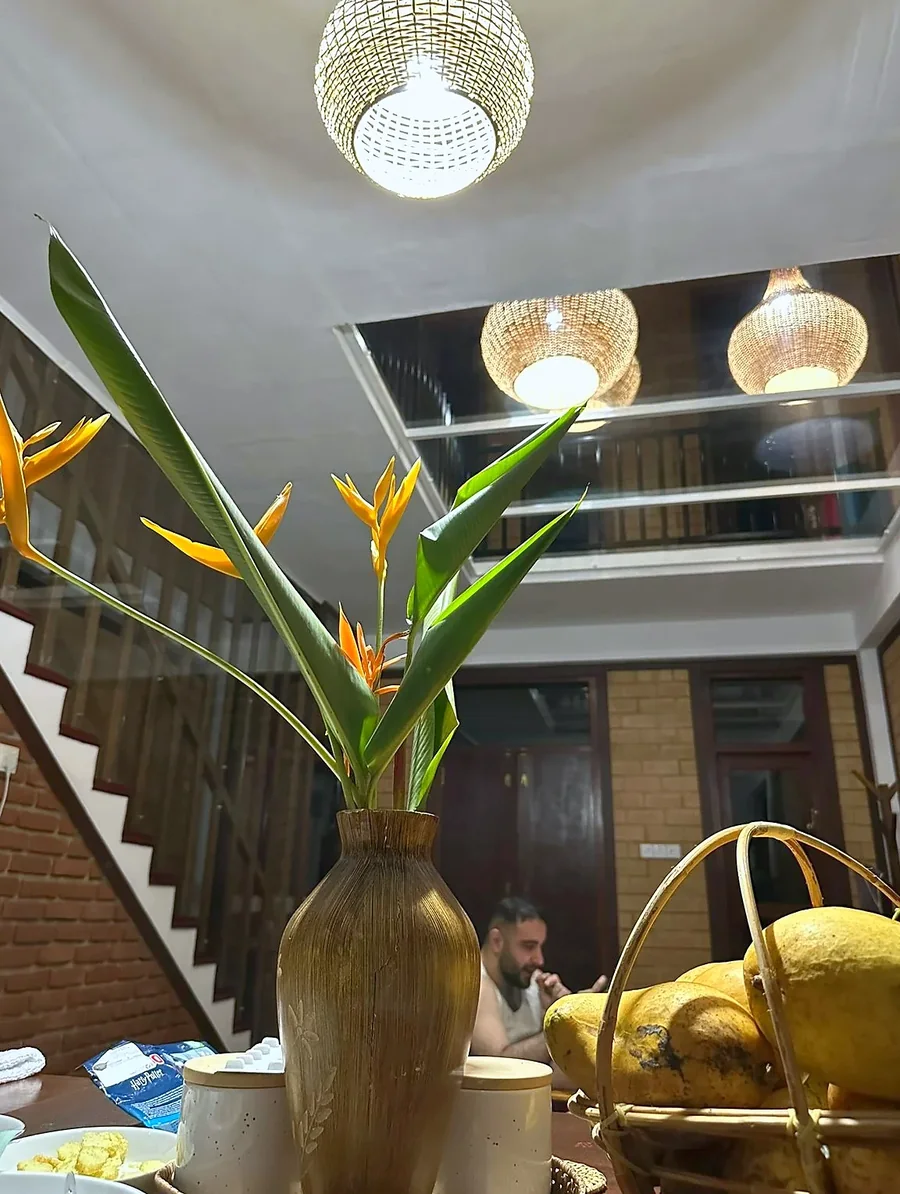 Тропические цветы на столе виллы — Syndeo Garden, Хиккадува